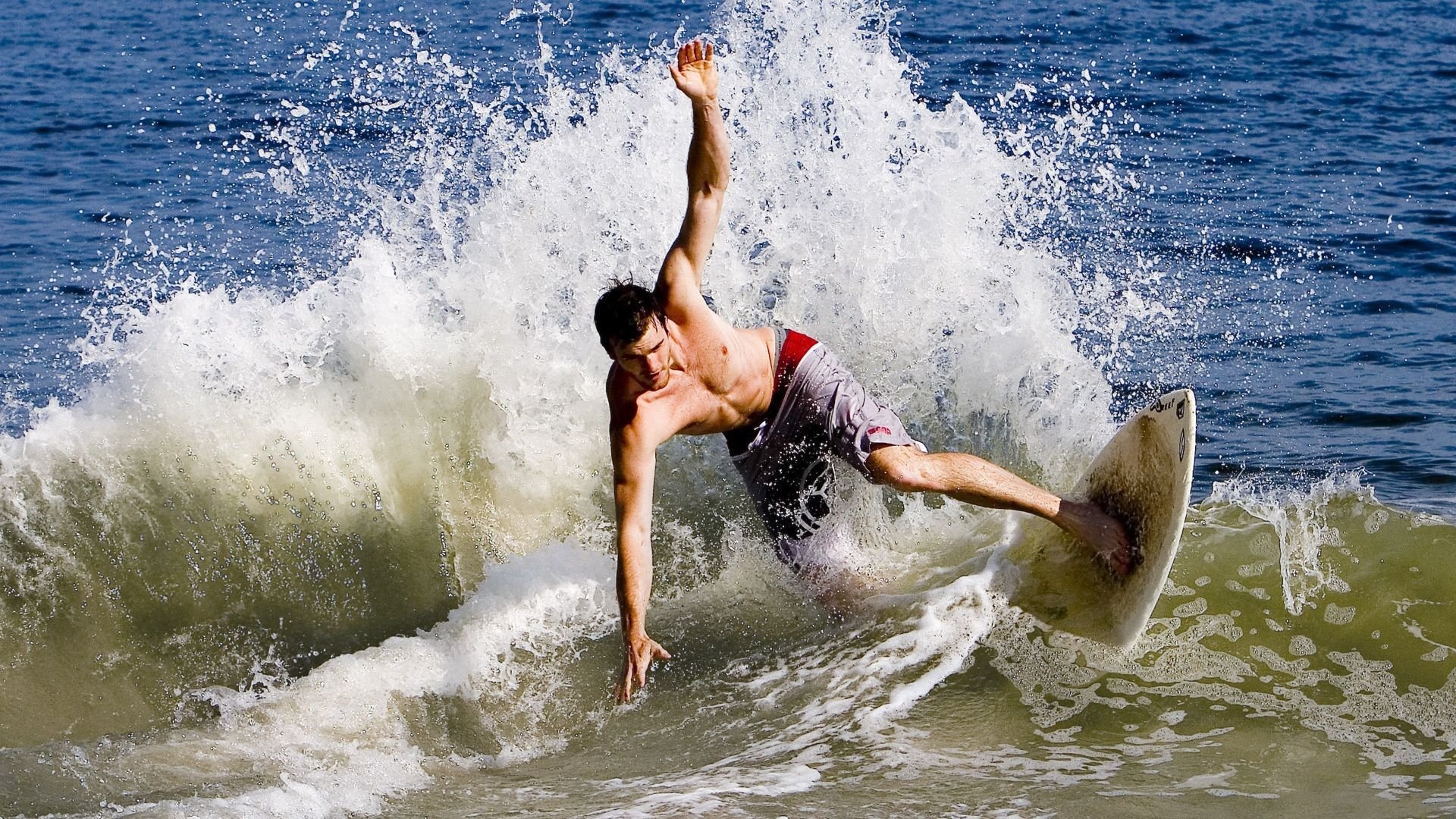 开云电竞赛事-关键战里，他用多次“飞身封堵”拒绝对手“空中接力”！