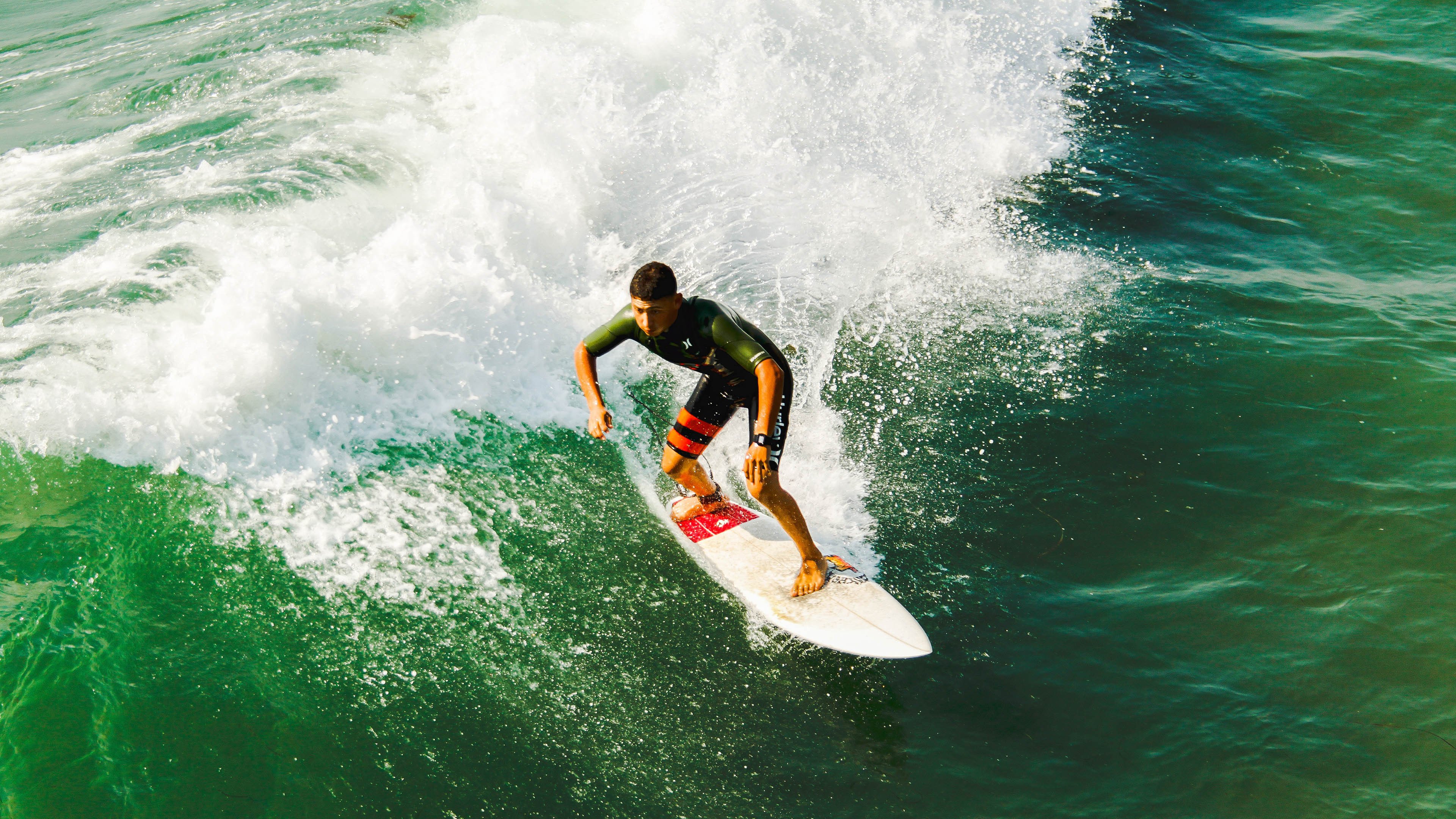 在一次比赛中，他用“完美”挡拆配合助攻队友扣篮，赢得全场掌声！